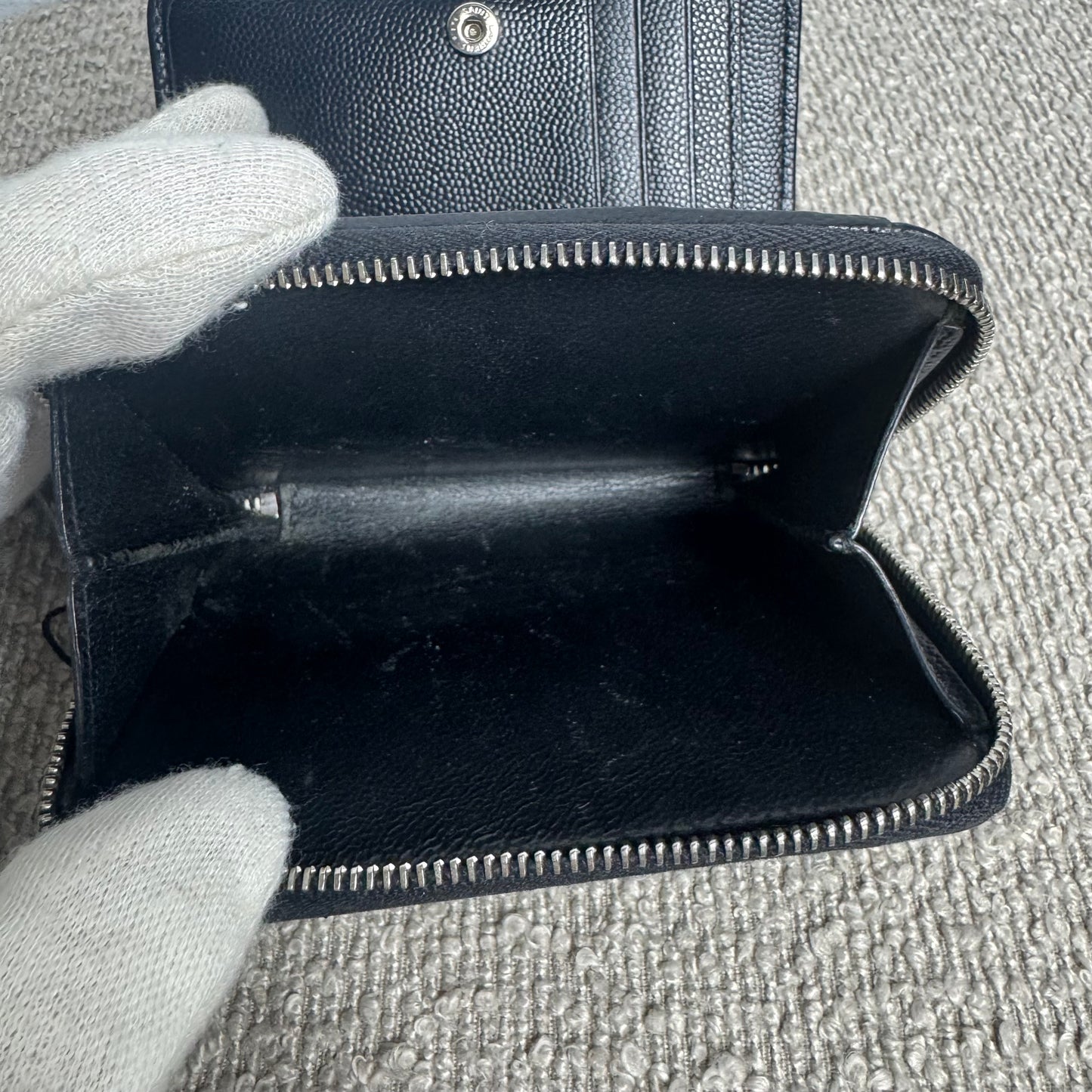 Saint Laurent Cassandre Matelassé Lederportemonnaie – Grain de Poudre