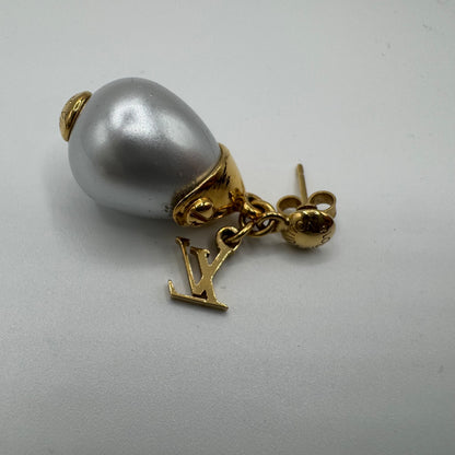 Louis Vuitton Logo Teardrop Faux Perlen Ohrringe – Gold / Weiß
