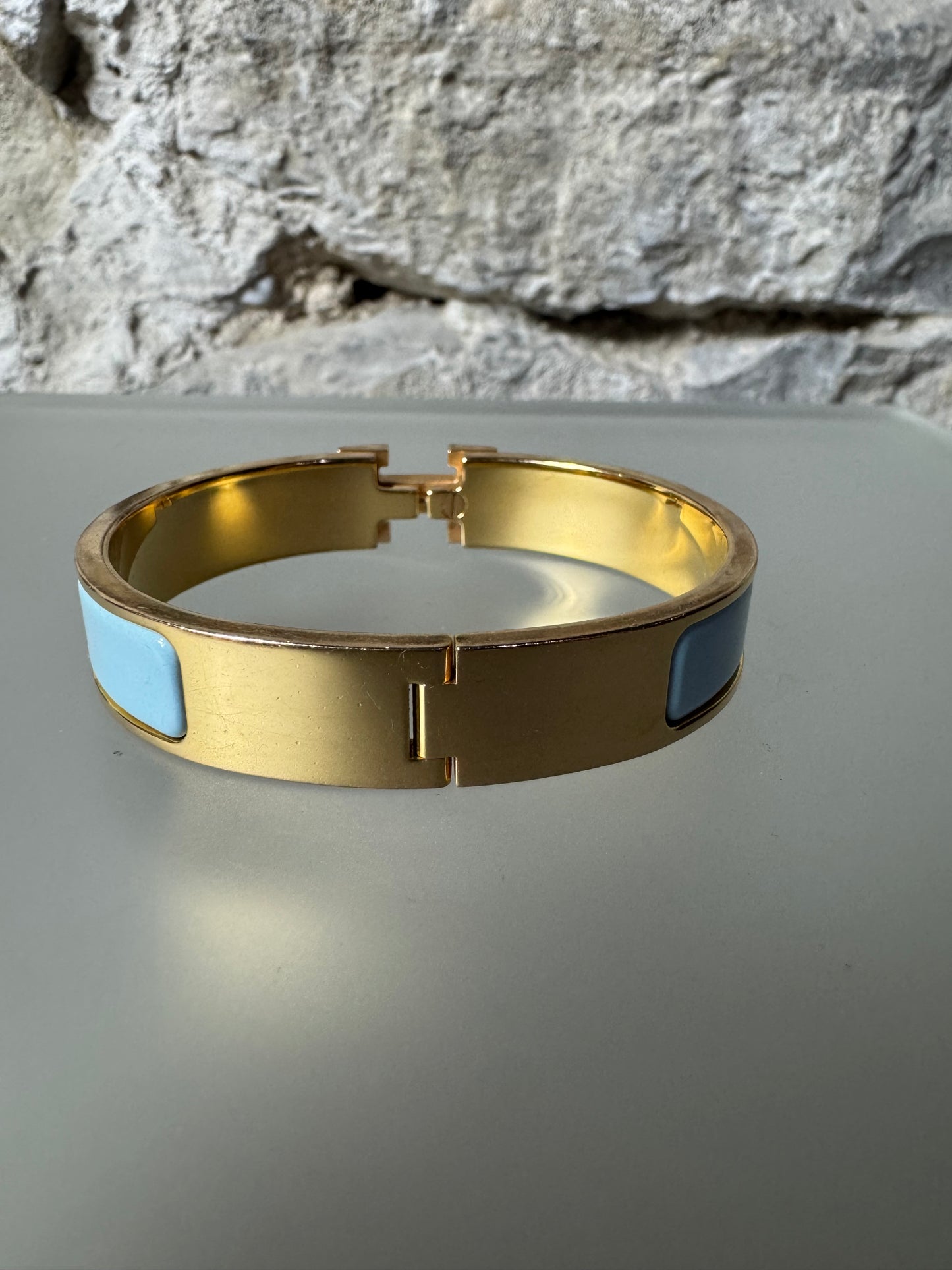 Hermès Clic H Armreif – Gold & Hellblau