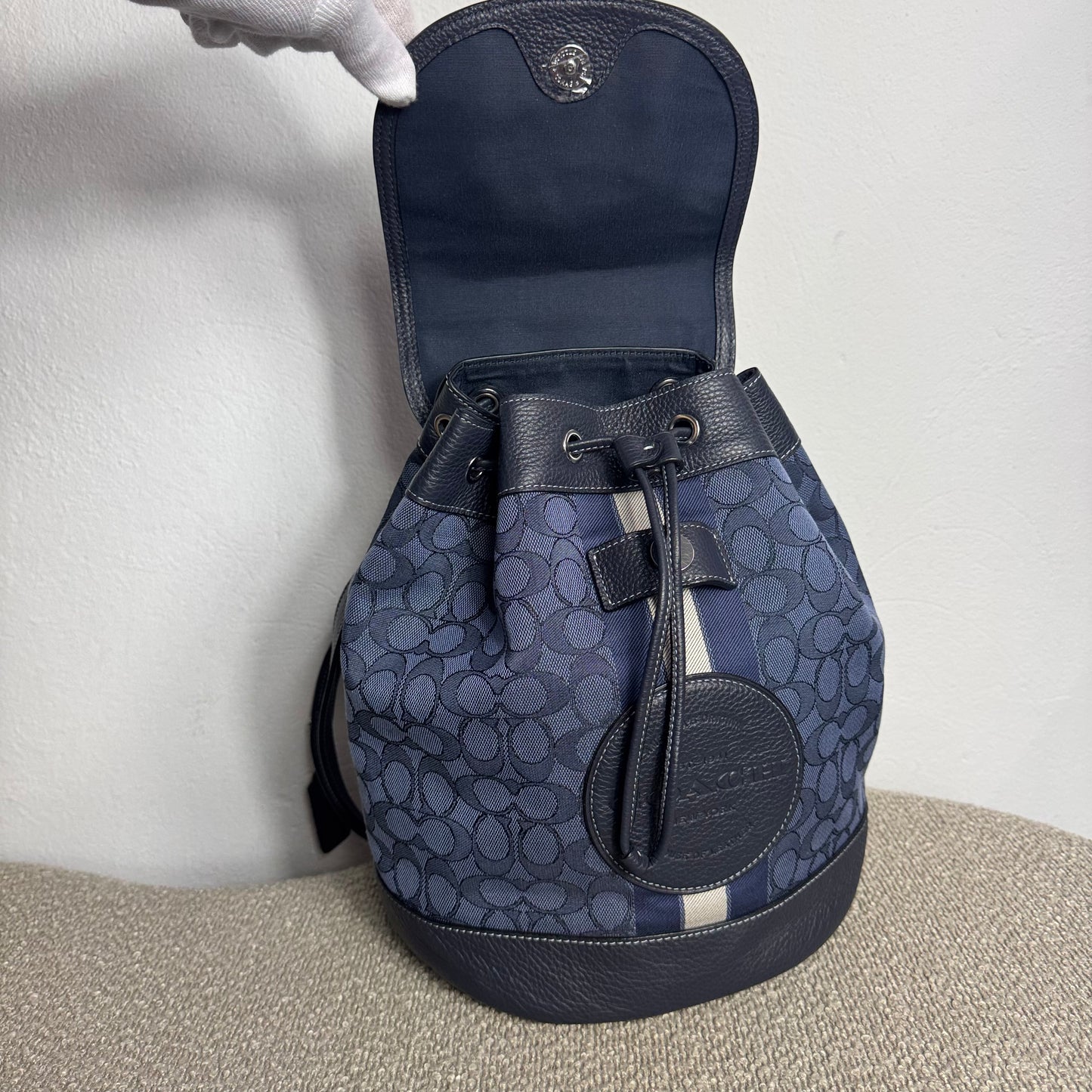 Coach Dempsey Drawstring Rucksack – Signature Jacquard Navy (NEU)