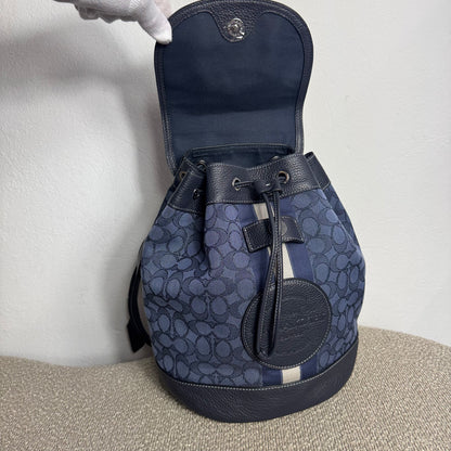 Coach Dempsey Drawstring Rucksack – Signature Jacquard Navy (NEU)