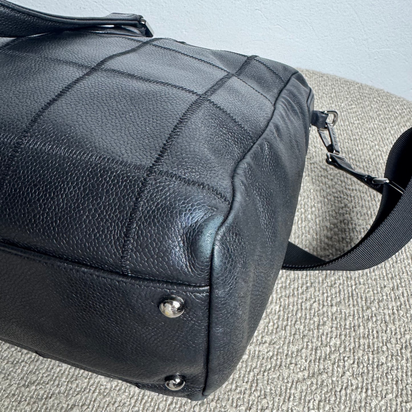 Chanel Chocolate Bar Caviar Embossed Logo Bowling Bag Schwarz