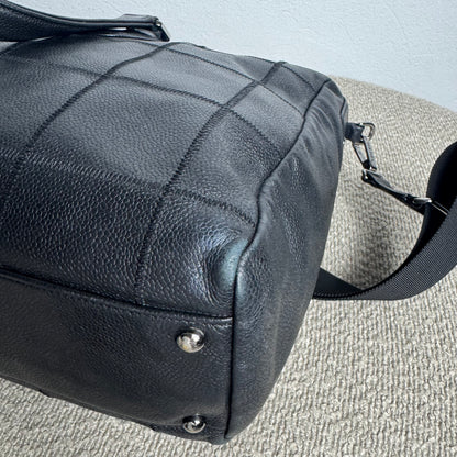 Chanel Chocolate Bar Caviar Embossed Logo Bowling Bag Schwarz