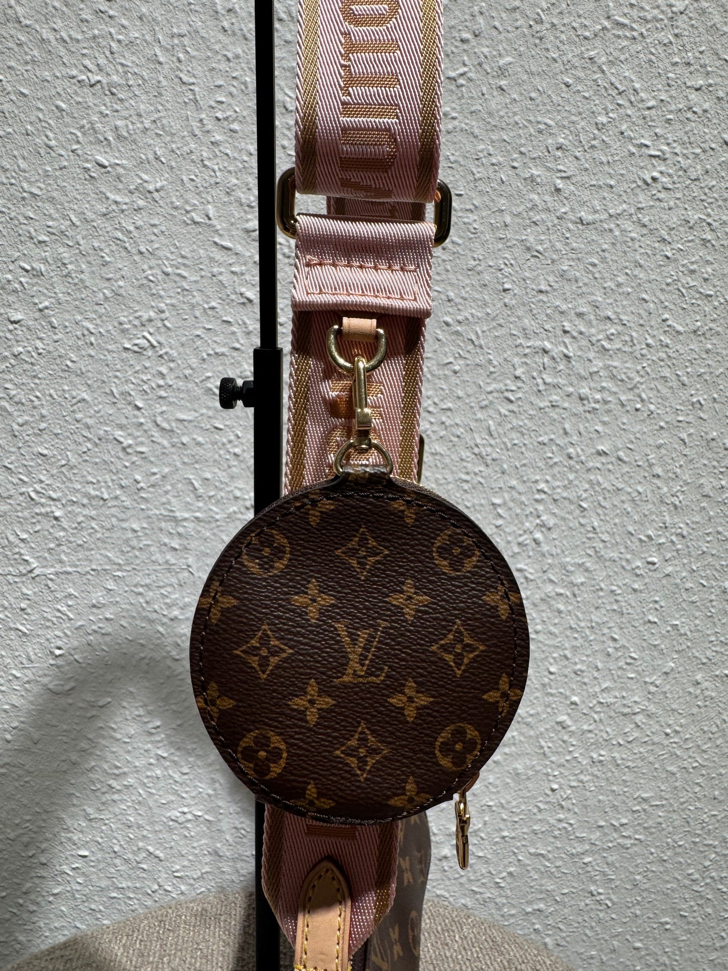 Louis Vuitton Multi Pochette Accessoires – Monogram mit rosa Schulterriemen