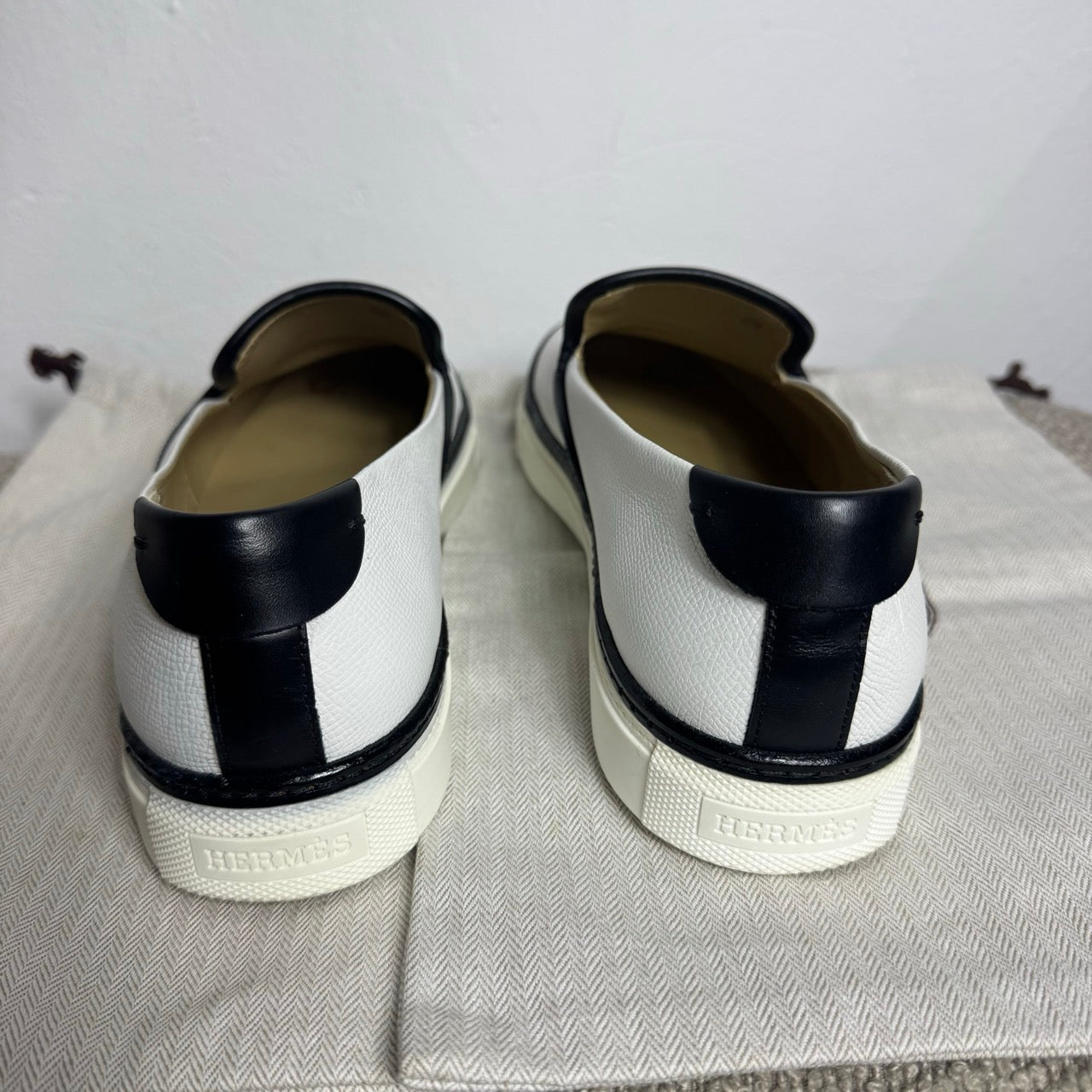 Hermès Slip-On Sneaker – Weiß/Schwarz