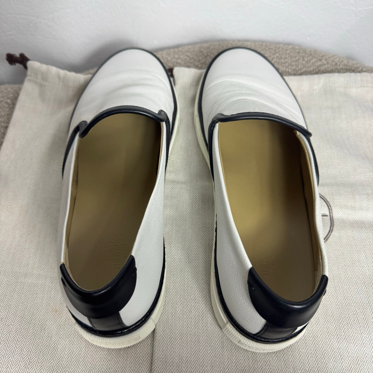 Hermès Slip-On Sneaker – Weiß/Schwarz