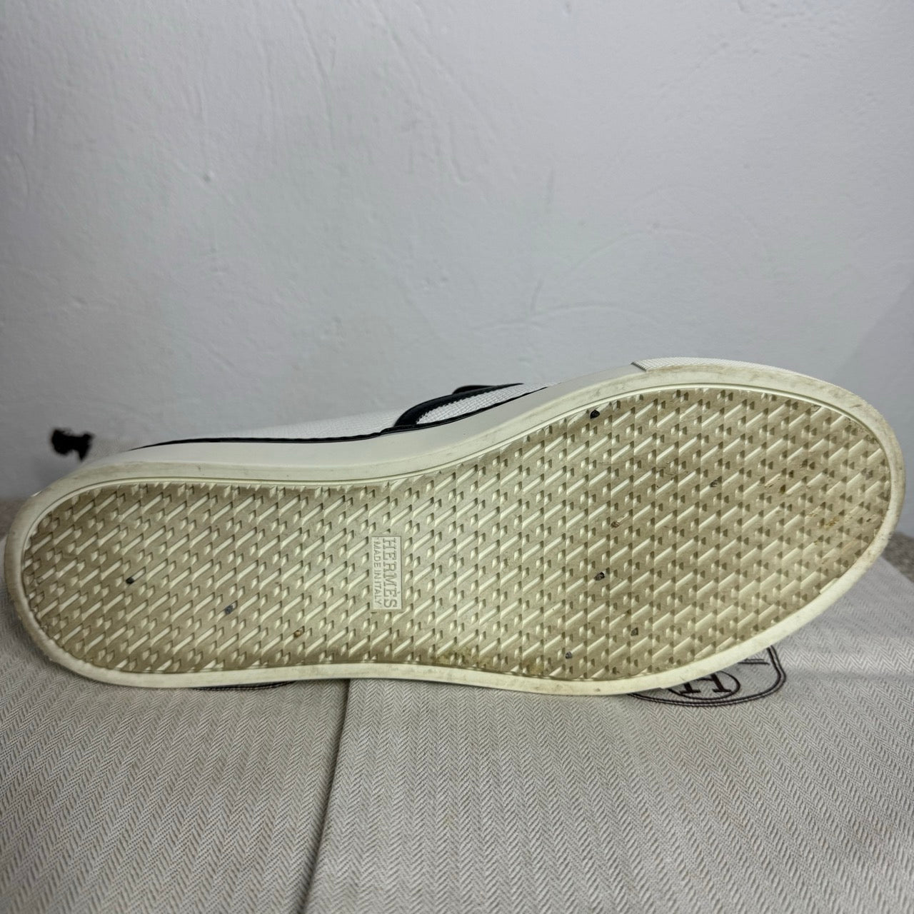 Hermès Slip-On Sneaker – Weiß/Schwarz