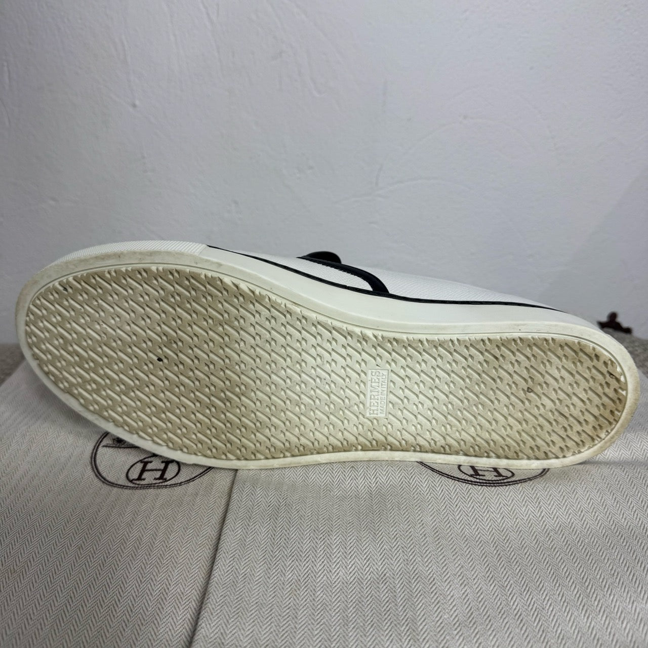 Hermès Slip-On Sneaker – Weiß/Schwarz
