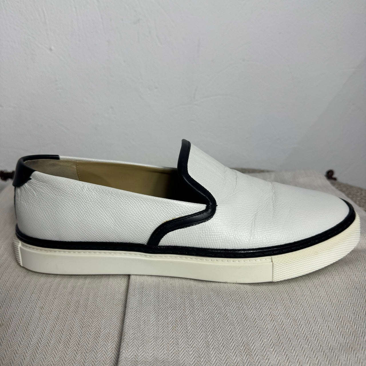 Hermès Slip-On Sneaker – Weiß/Schwarz