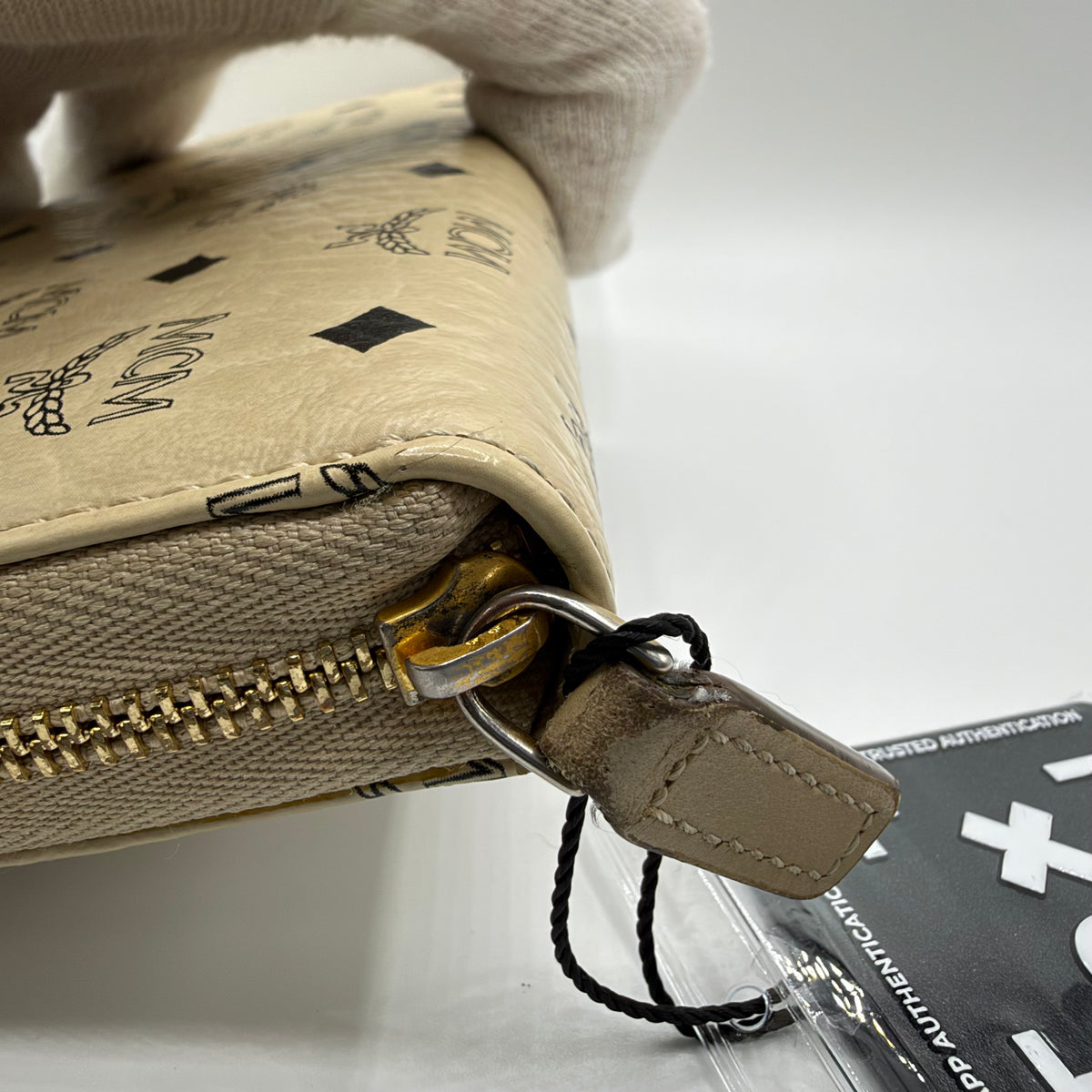 MCM Visetos Zip Around Geldbörse – Off-White