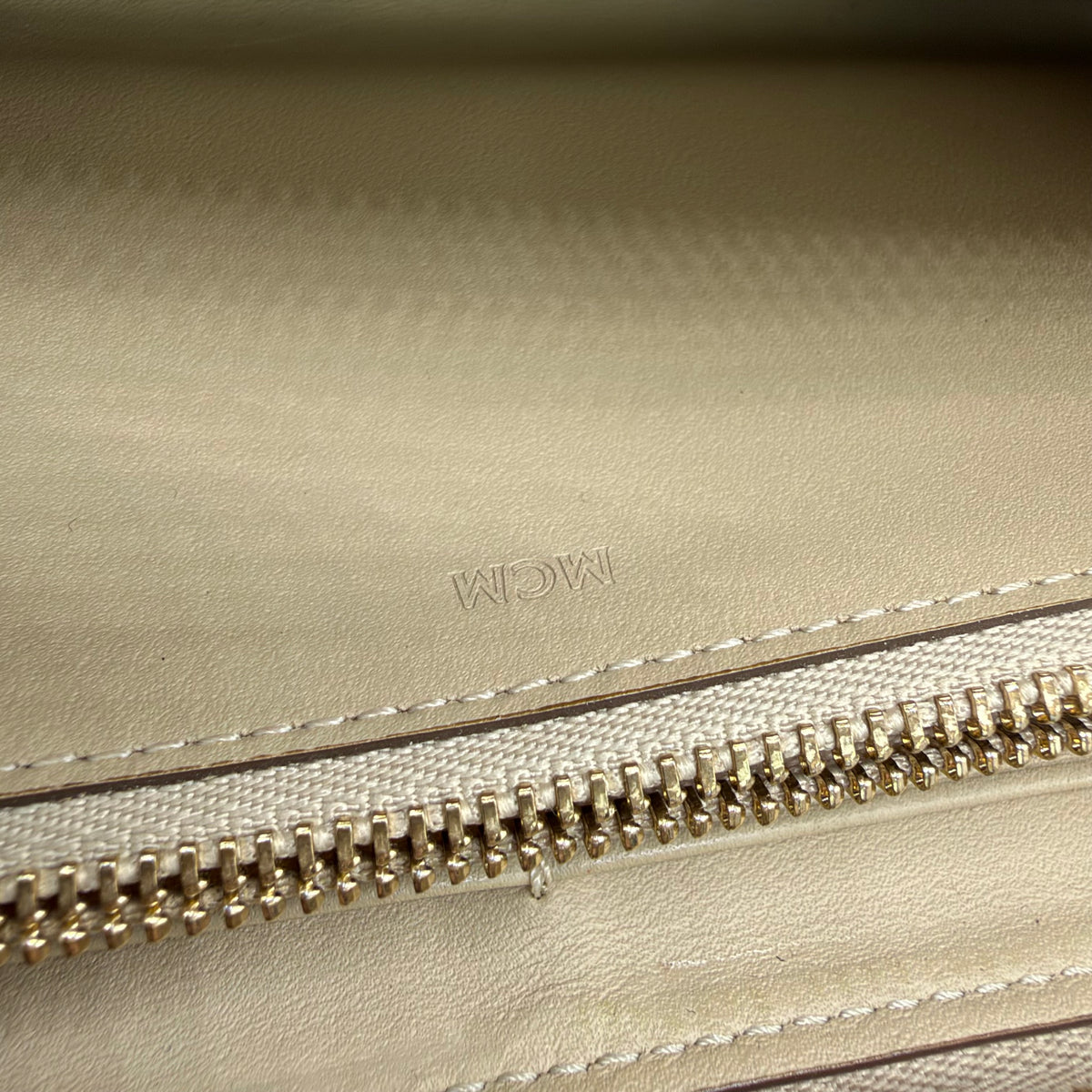 MCM Visetos Zip Around Geldbörse – Off-White