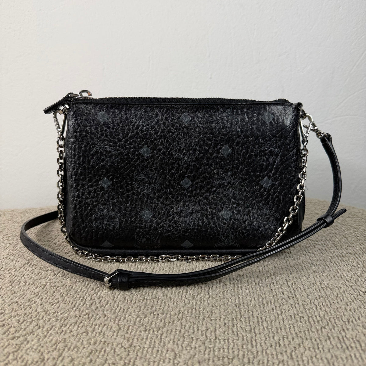 MCM Schultertasche – Visetos Schwarz mit Kettendetails