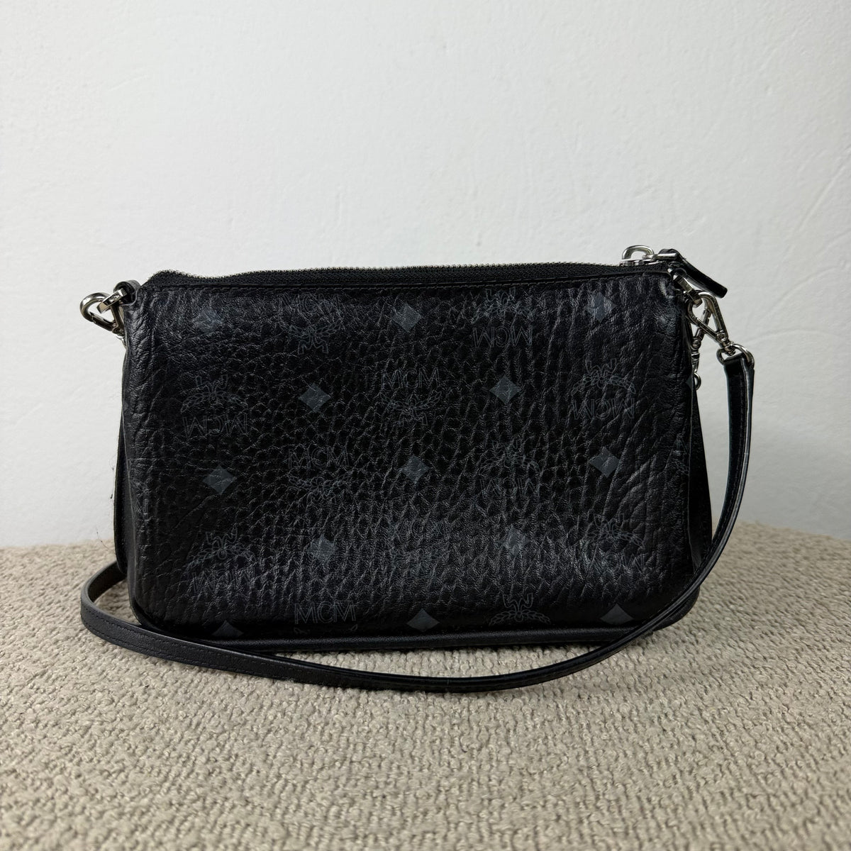 MCM Schultertasche – Visetos Schwarz mit Kettendetails