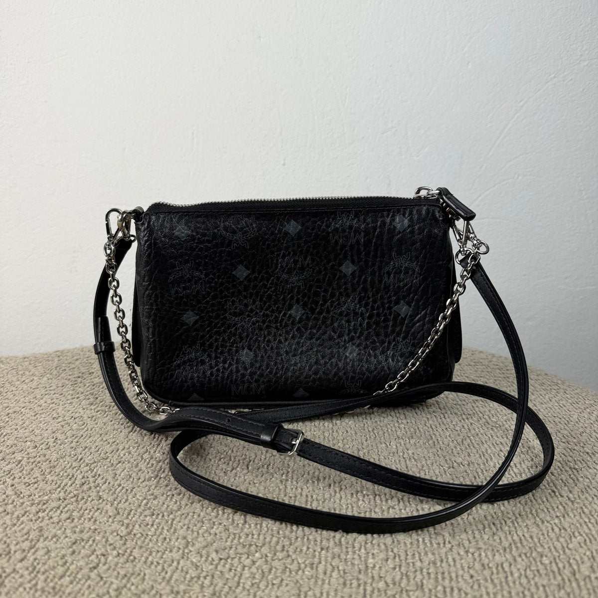 MCM Schultertasche – Visetos Schwarz mit Kettendetails