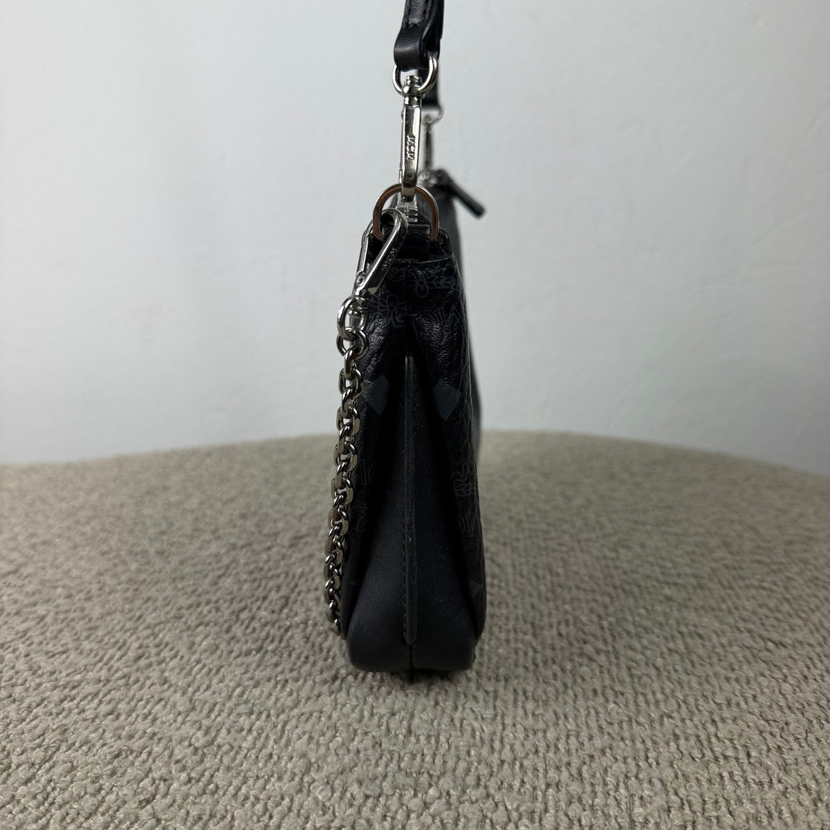 MCM Schultertasche – Visetos Schwarz mit Kettendetails