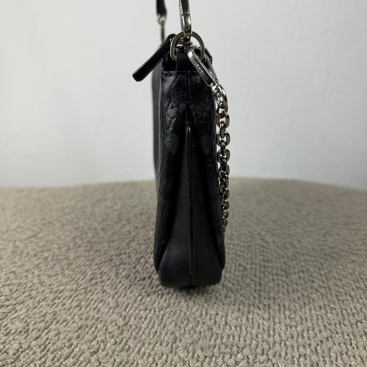 MCM Schultertasche – Visetos Schwarz mit Kettendetails