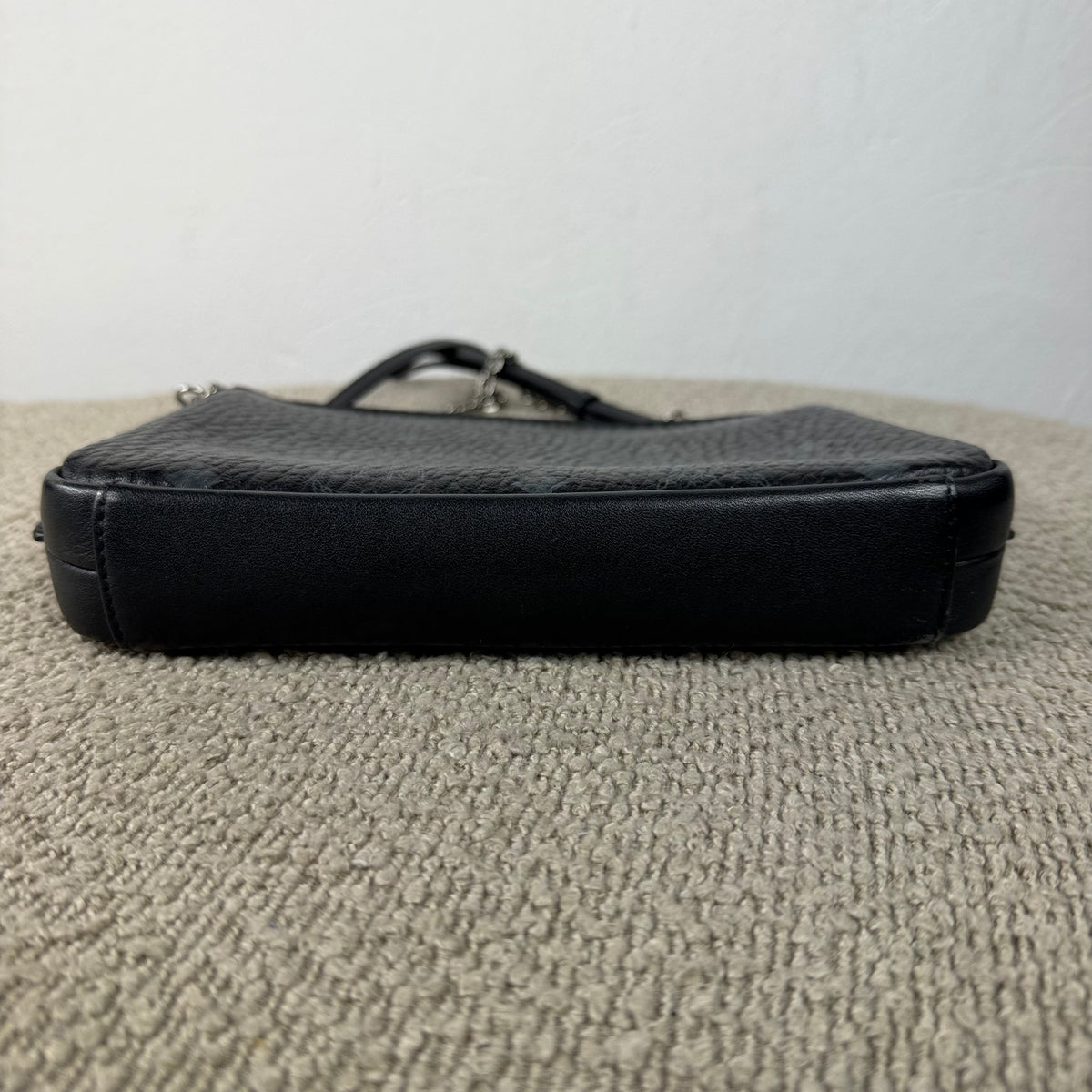 MCM Schultertasche – Visetos Schwarz mit Kettendetails