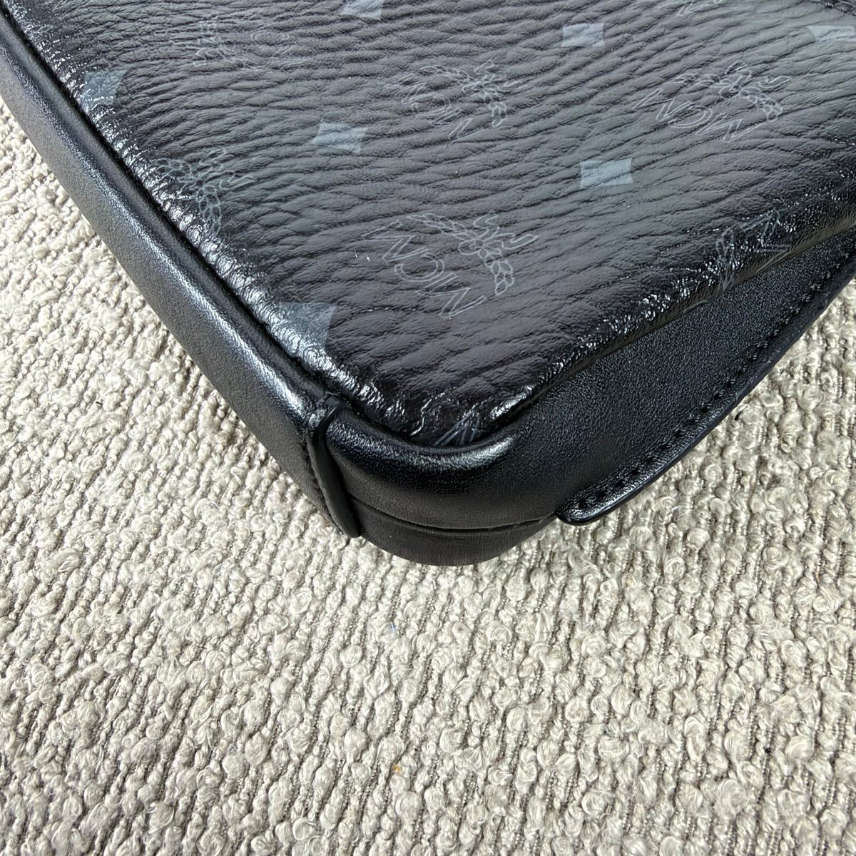 MCM Schultertasche – Visetos Schwarz mit Kettendetails