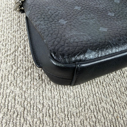 MCM Schultertasche – Visetos Schwarz mit Kettendetails