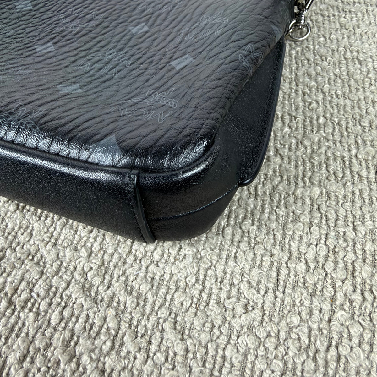 MCM Schultertasche – Visetos Schwarz mit Kettendetails