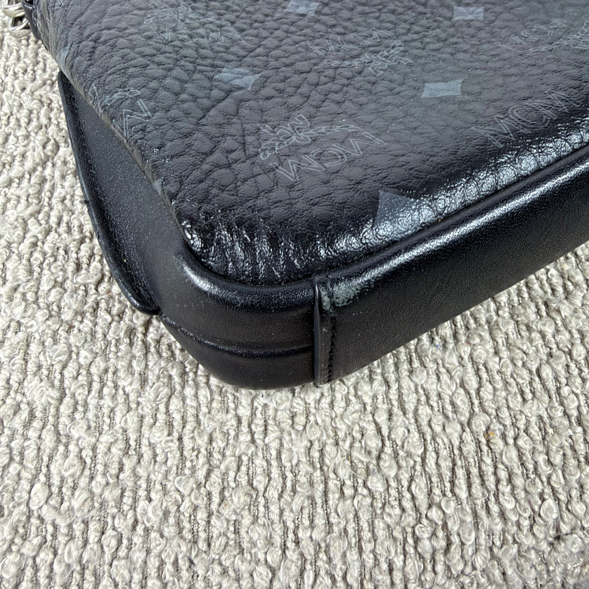 MCM Schultertasche – Visetos Schwarz mit Kettendetails