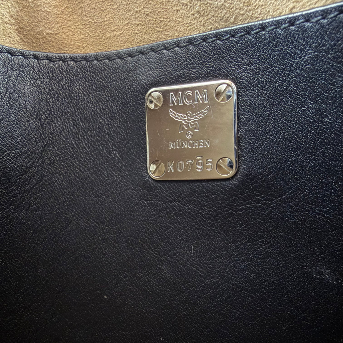 MCM Schultertasche – Visetos Schwarz mit Kettendetails