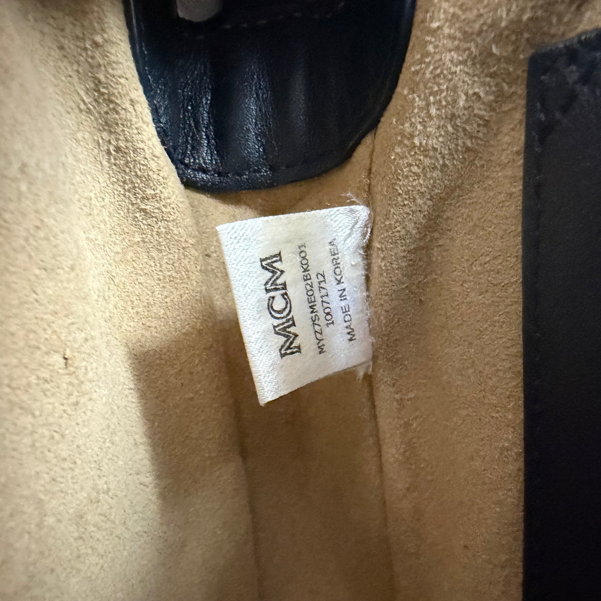 MCM Schultertasche – Visetos Schwarz mit Kettendetails