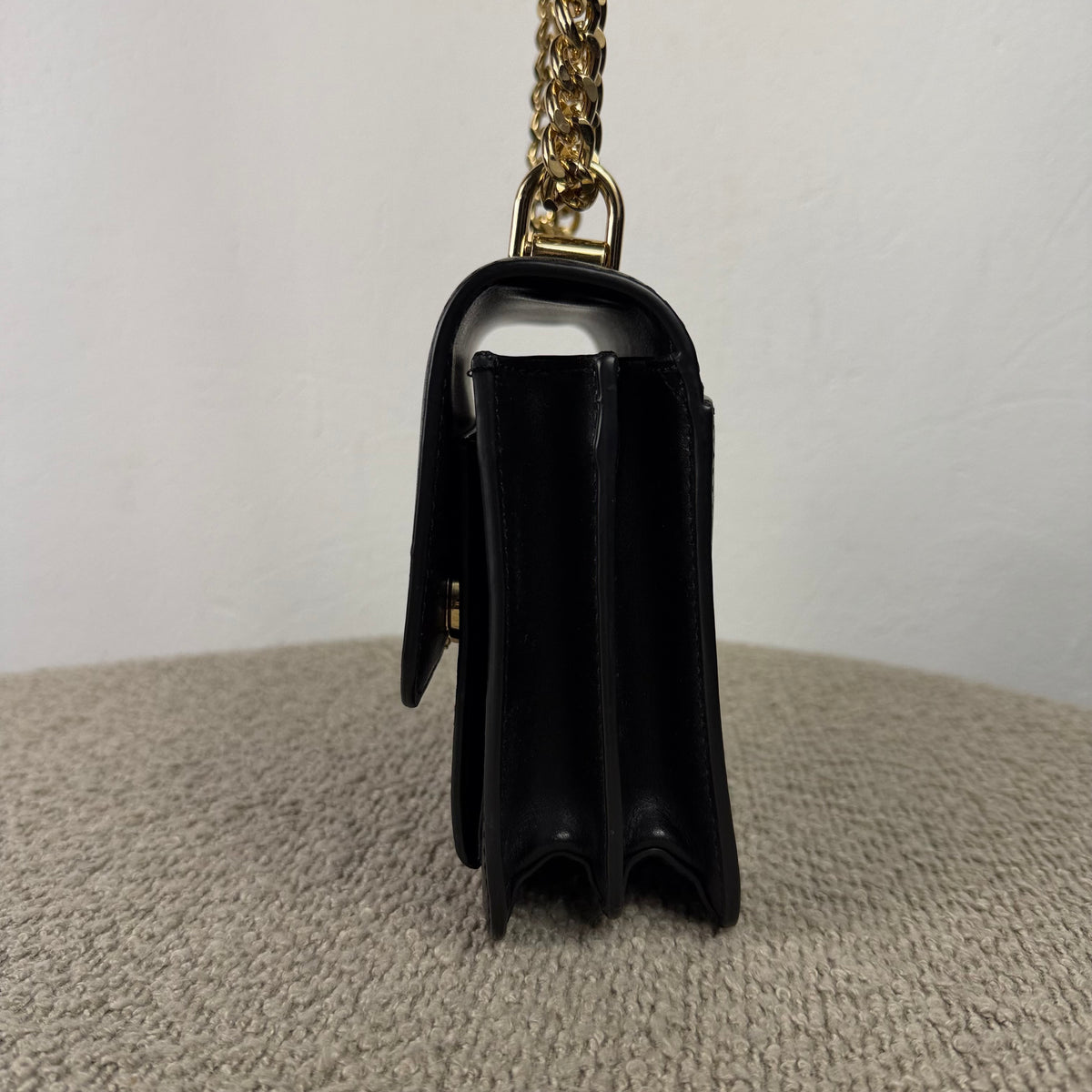 Michael Kors Schultertasche – Schwarz mit goldfarbenen Details