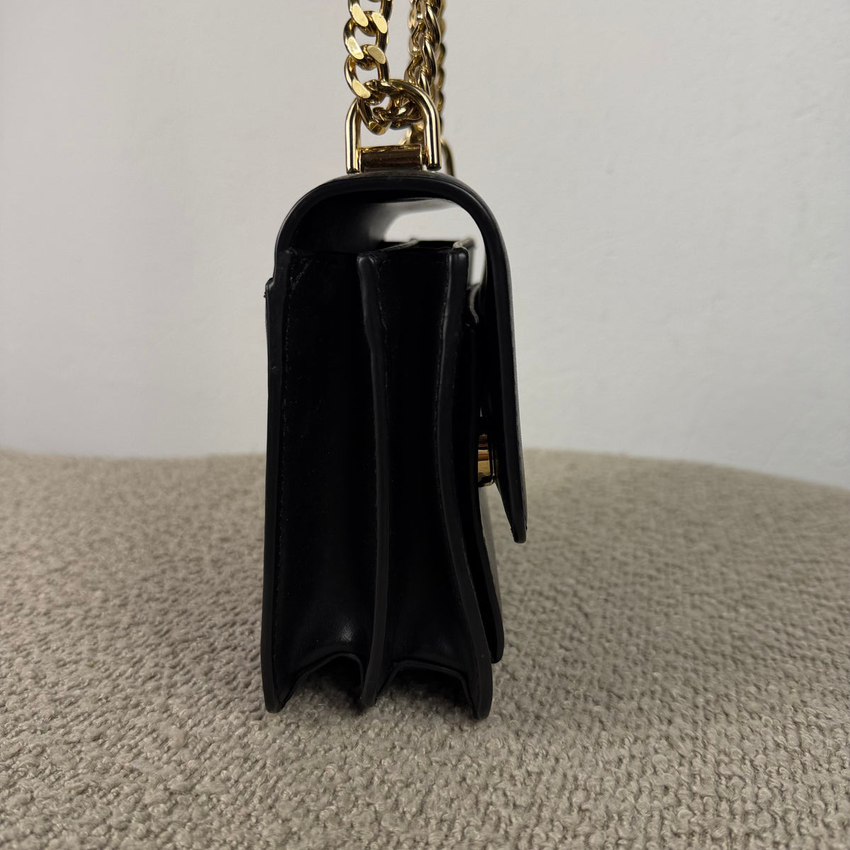 Michael Kors Schultertasche – Schwarz mit goldfarbenen Details