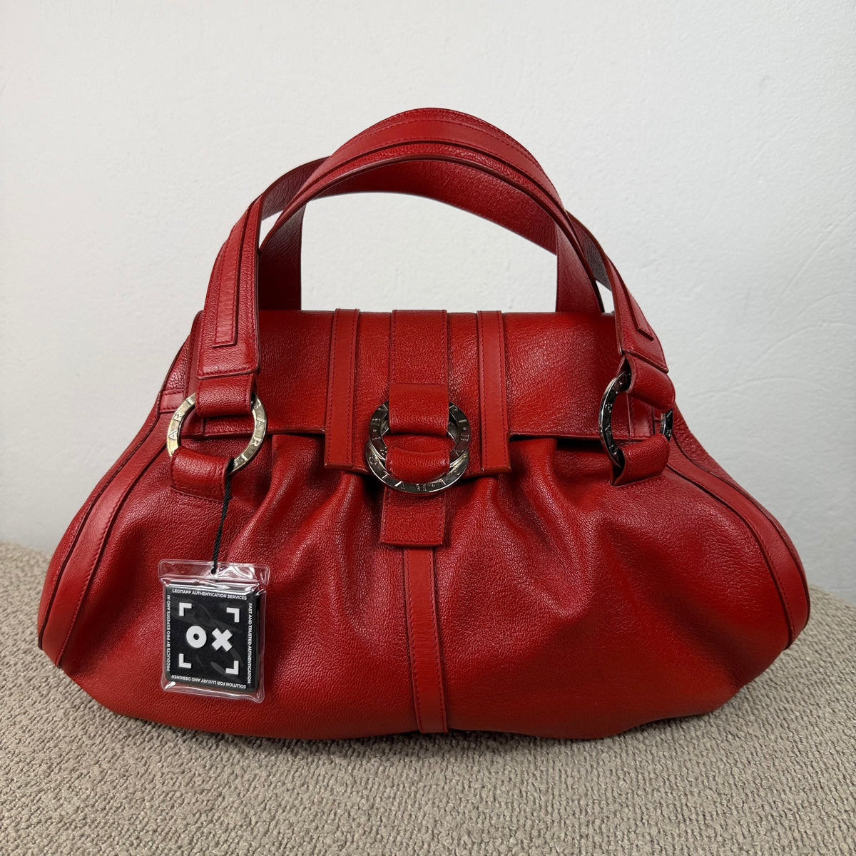 BVLGARI Chandra Flap Tote – Rotes Leder