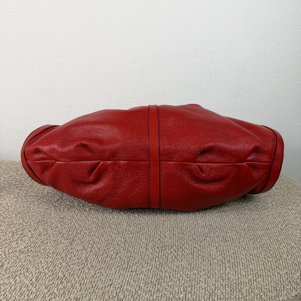 BVLGARI Chandra Flap Tote – Rotes Leder