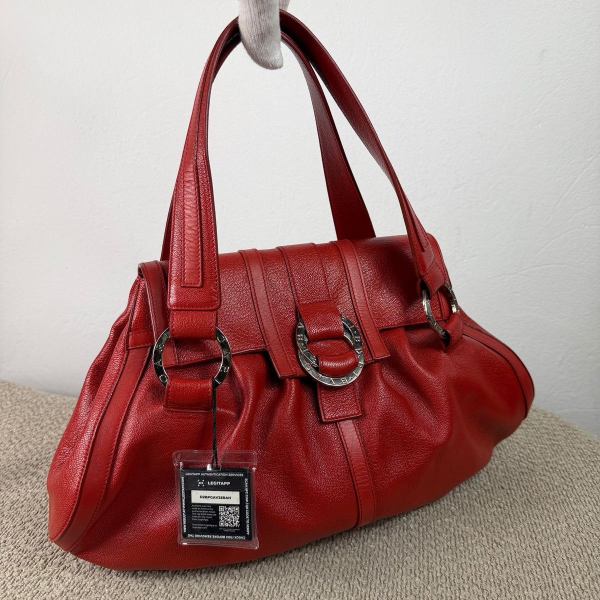 BVLGARI Chandra Flap Tote – Rotes Leder