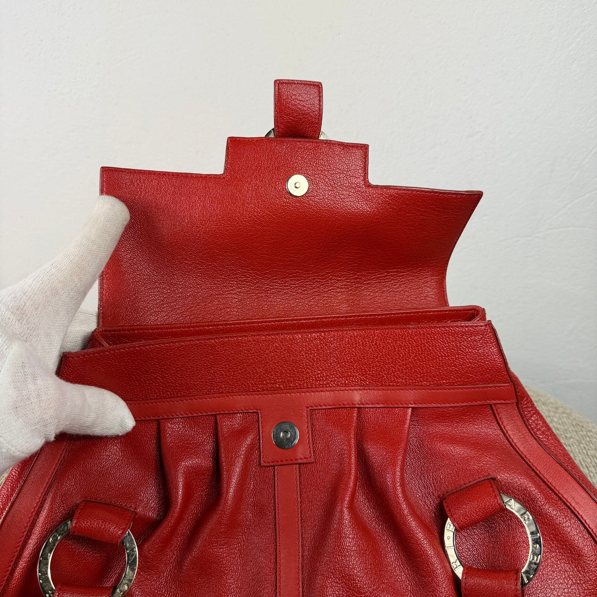BVLGARI Chandra Flap Tote – Rotes Leder