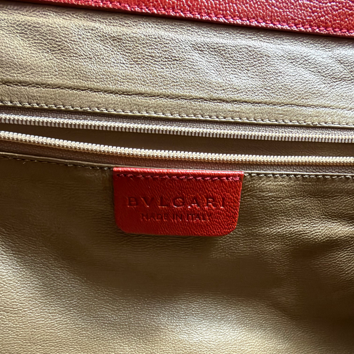 BVLGARI Chandra Flap Tote – Rotes Leder