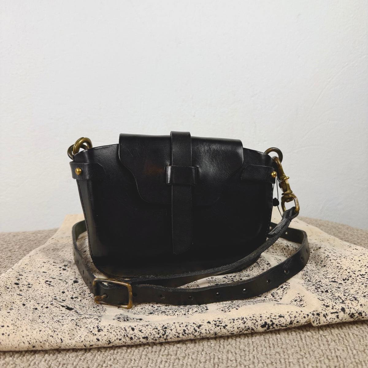 ESDE Leder Schultertasche Schwarz – Handgefertigt
