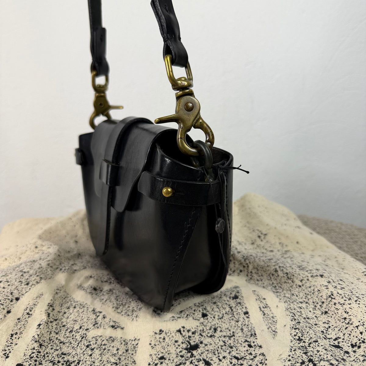 ESDE Leder Schultertasche Schwarz – Handgefertigt