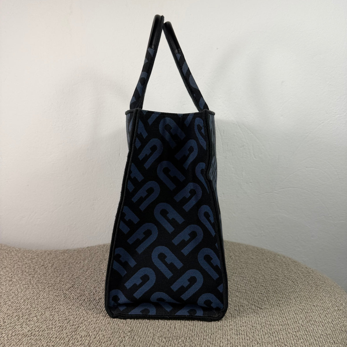 Furla Shopper – Schwarz / Dunkelblau mit Logo-Muster