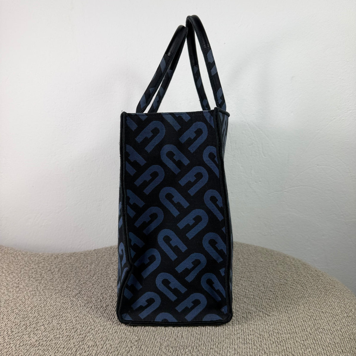Furla Shopper – Schwarz / Dunkelblau mit Logo-Muster