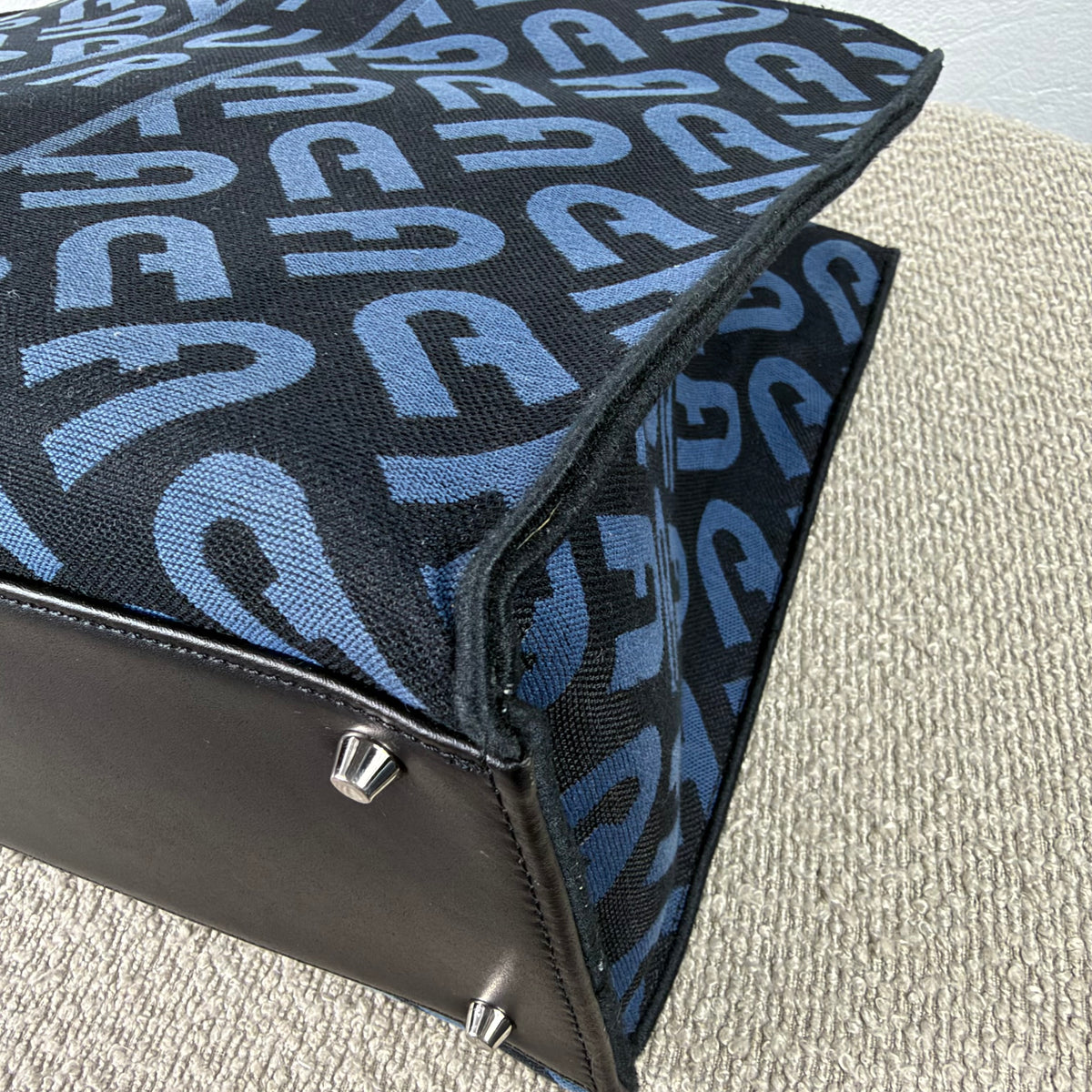 Furla Shopper – Schwarz / Dunkelblau mit Logo-Muster
