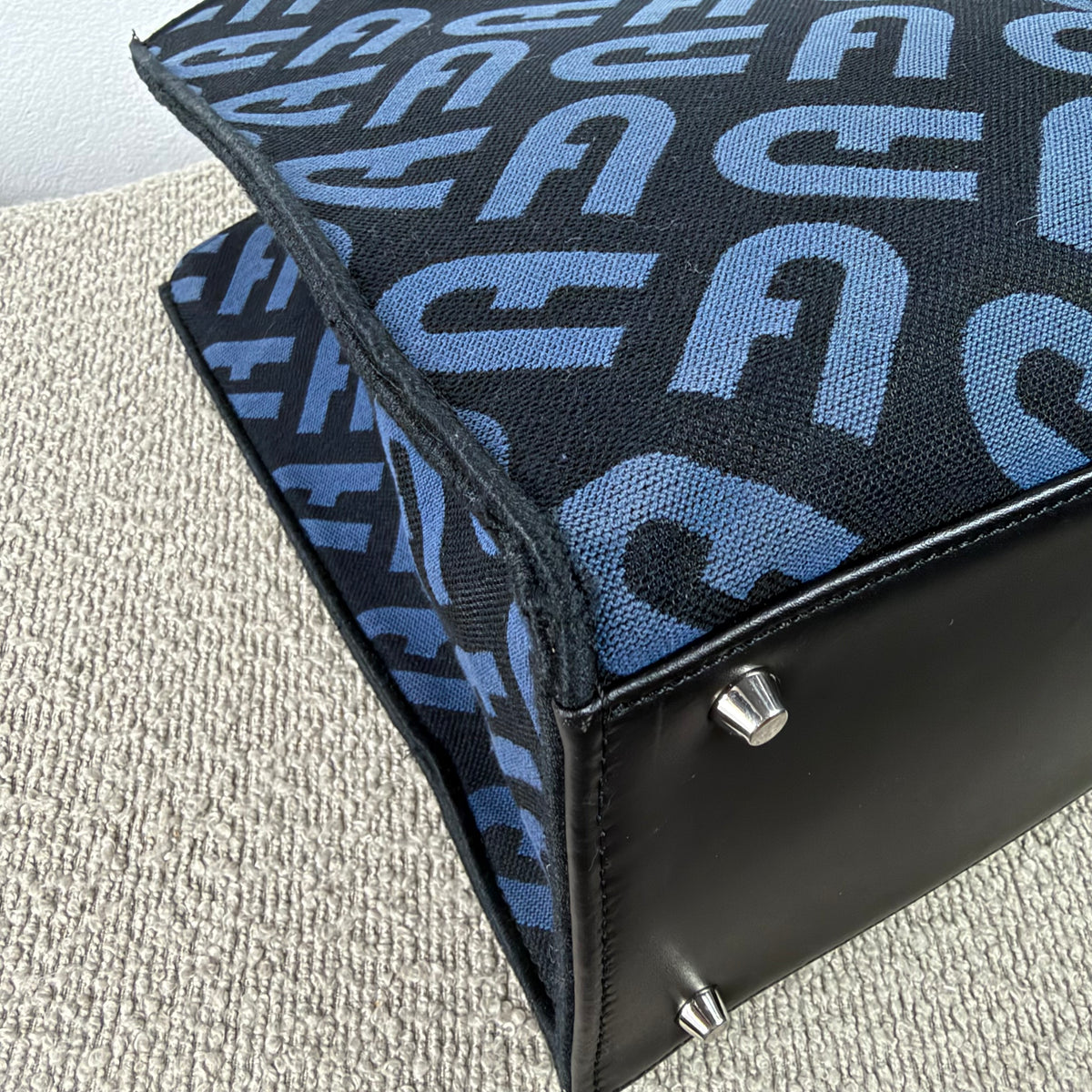 Furla Shopper – Schwarz / Dunkelblau mit Logo-Muster