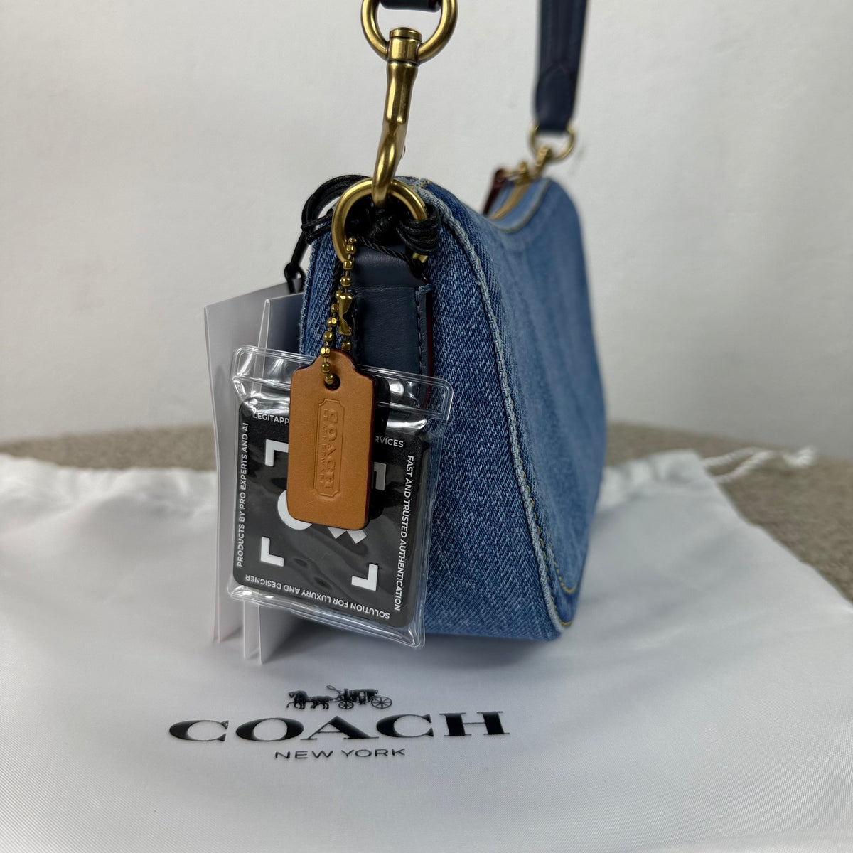 Coach Swing Zip Bag – Denim Blau