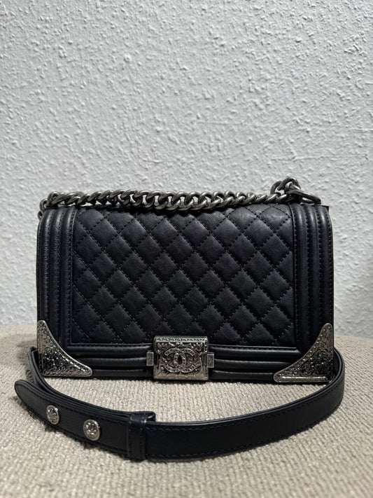 Chanel Boy Bag – Schwarz mit silberfarbener Hardware