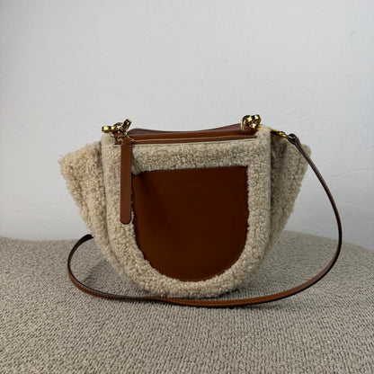 Wandler Schultertasche Teddy-Fell & Leder – Creme/Braun