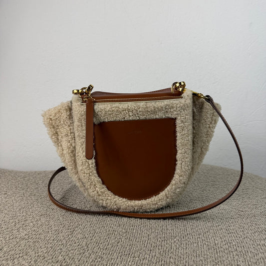 Wandler Schultertasche Teddy-Fell & Leder – Creme/Braun