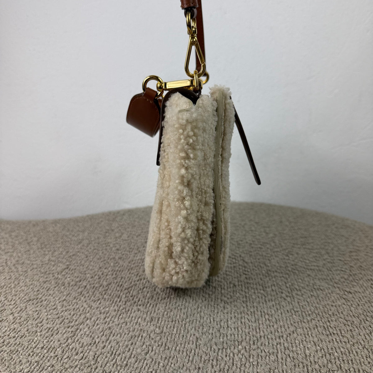 Wandler Schultertasche Teddy-Fell & Leder – Creme/Braun