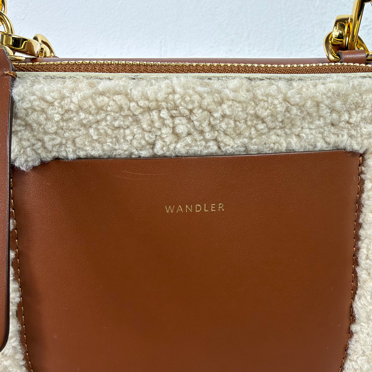 Wandler Schultertasche Teddy-Fell & Leder – Creme/Braun