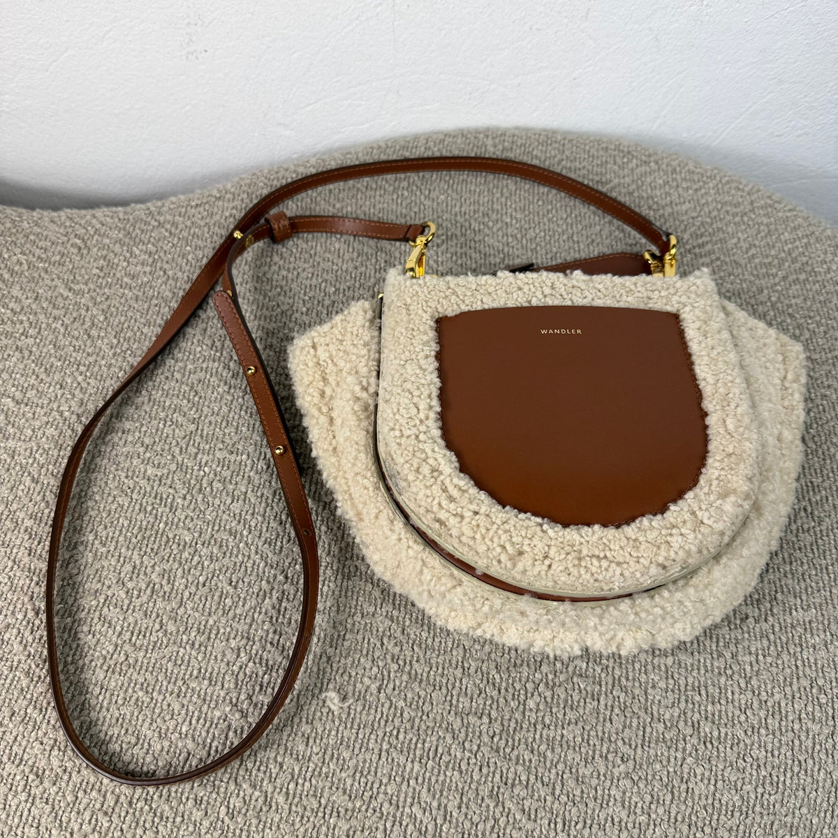 Wandler Schultertasche Teddy-Fell & Leder – Creme/Braun