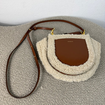Wandler Schultertasche Teddy-Fell & Leder – Creme/Braun
