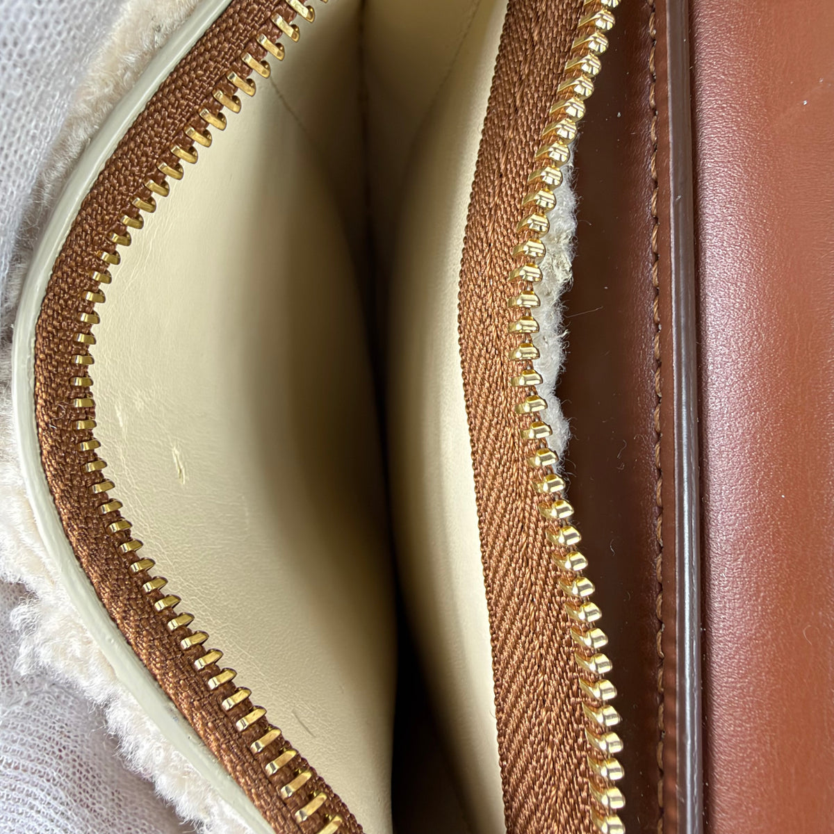 Wandler Schultertasche Teddy-Fell & Leder – Creme/Braun