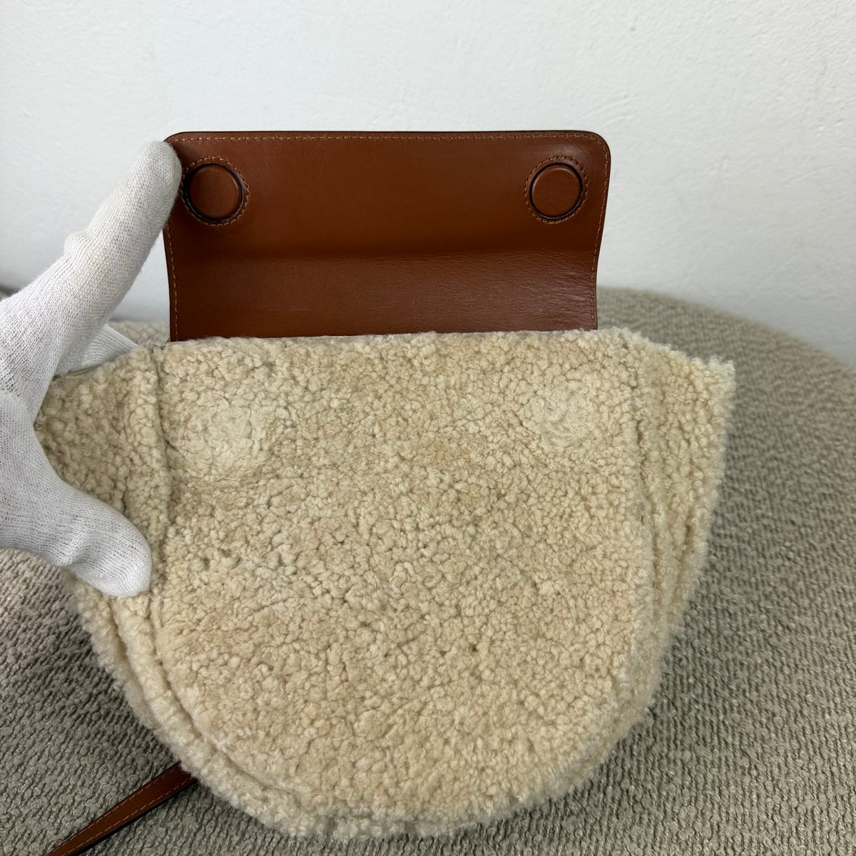 Wandler Schultertasche Teddy-Fell & Leder – Creme/Braun